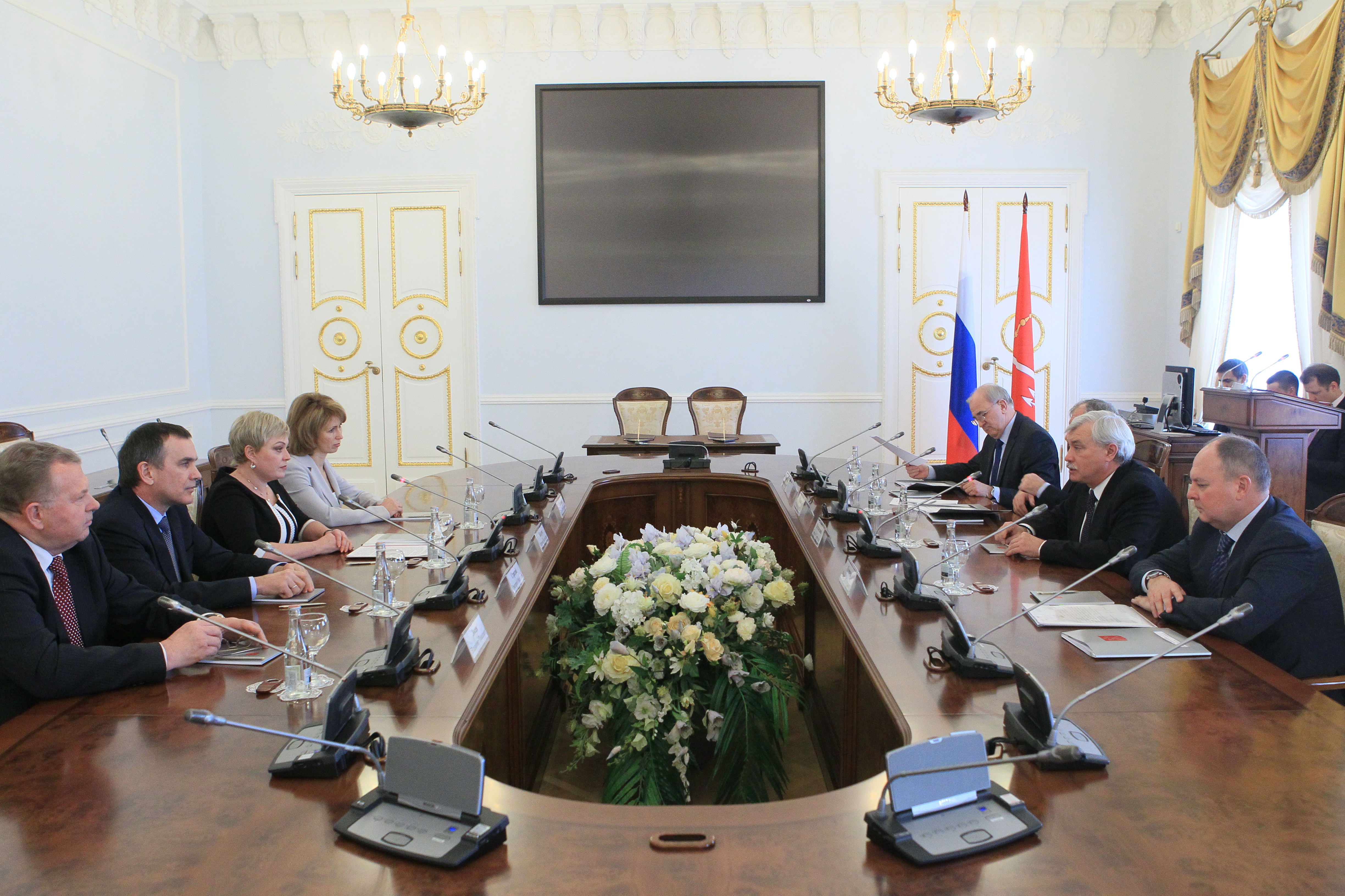 сотрудничество спб. губернатор санкт-петербурга. якутия и санкт-петербург сотрудничество. сотрудничество санкт петербург. здание ростовской законодательного собрания.